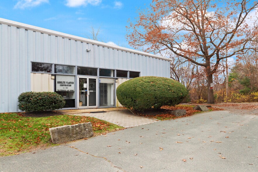 More Photos Of 10 Fernwood Lake Ave, Gloucester Warehouse For Lease