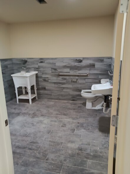 More Photos Of 490 Texas Ave, Bridge City Office For Sale