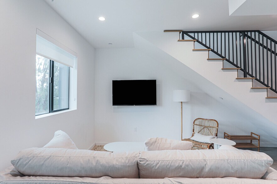 More Photos Of 2301 S Cloverdale Ave, Los Angeles Apartments For Sale