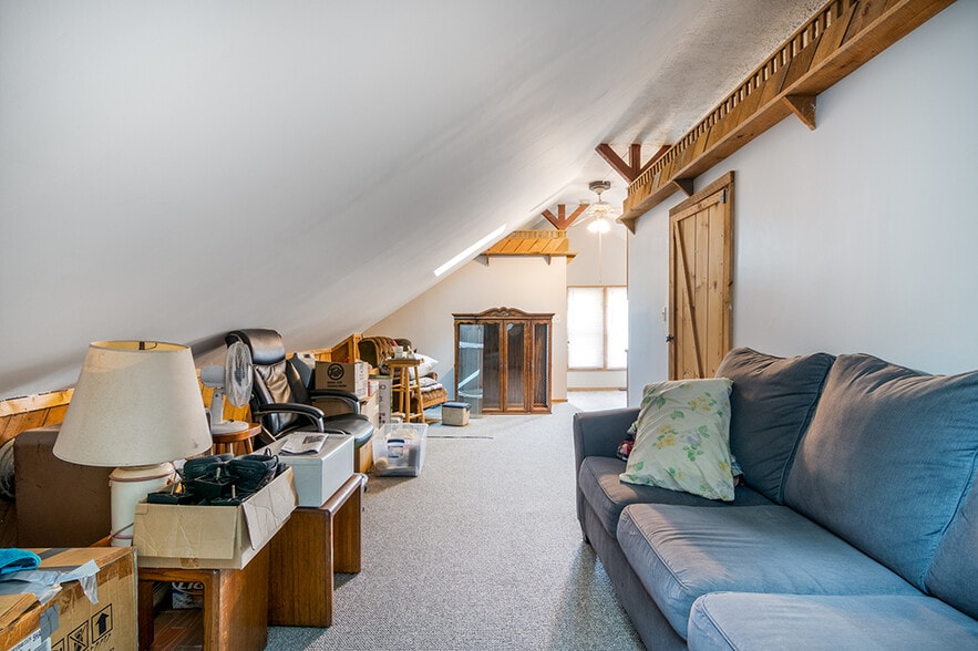 More Photos Of 104 Canal St, Blackstone Bar For Sale