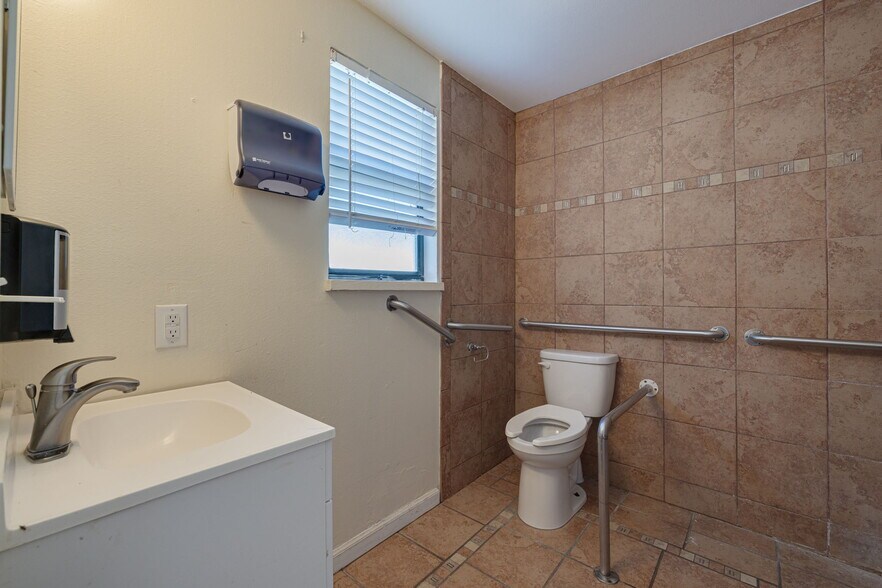 More Photos Of 220 Scotland St, Dunedin Healthcare For Lease