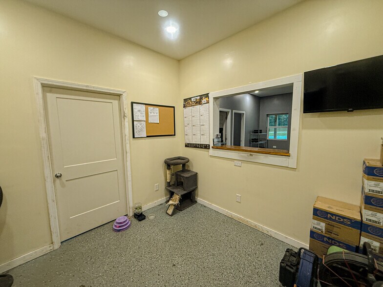 More Photos Of 5050 US-79, Paris Warehouse For Sale