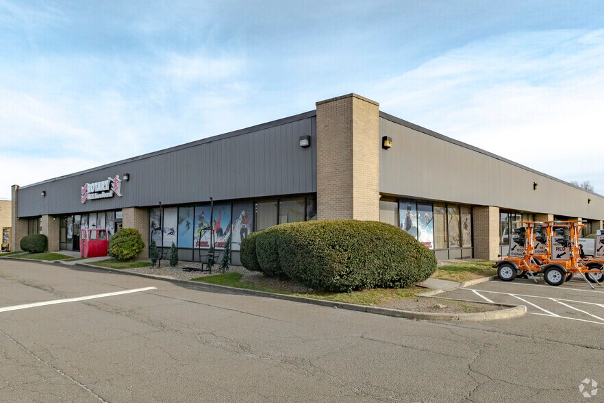More Photos Of 555 Lordship Blvd, Stratford Showroom For Lease