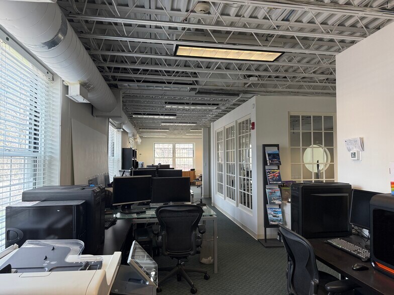 More Photos Of 85 Forest Ave, Locust Valley Office For Lease