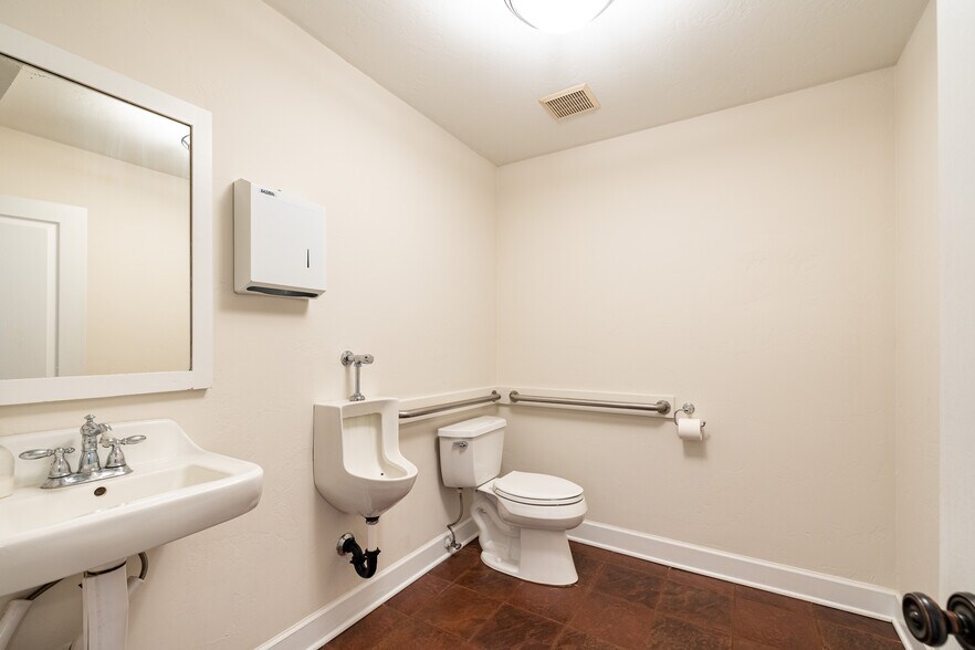 More Photos Of 717 W Riordan Rd, Flagstaff Storefront Retail Office For Sale