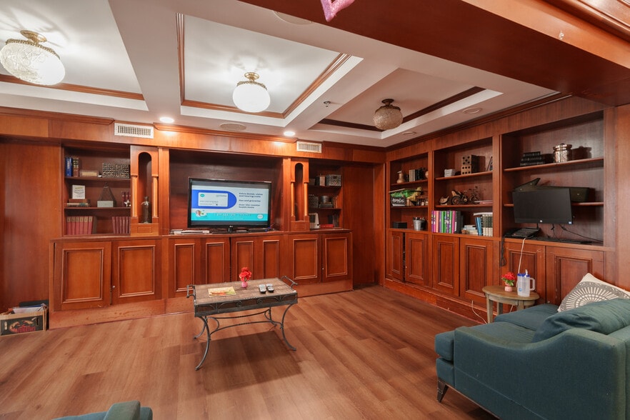More Photos Of 425 Country Club Dr, Stockbridge Healthcare For Sale