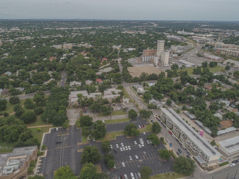 More Photos Of 1010 S Flores St, San Antonio Apartments For Lease
