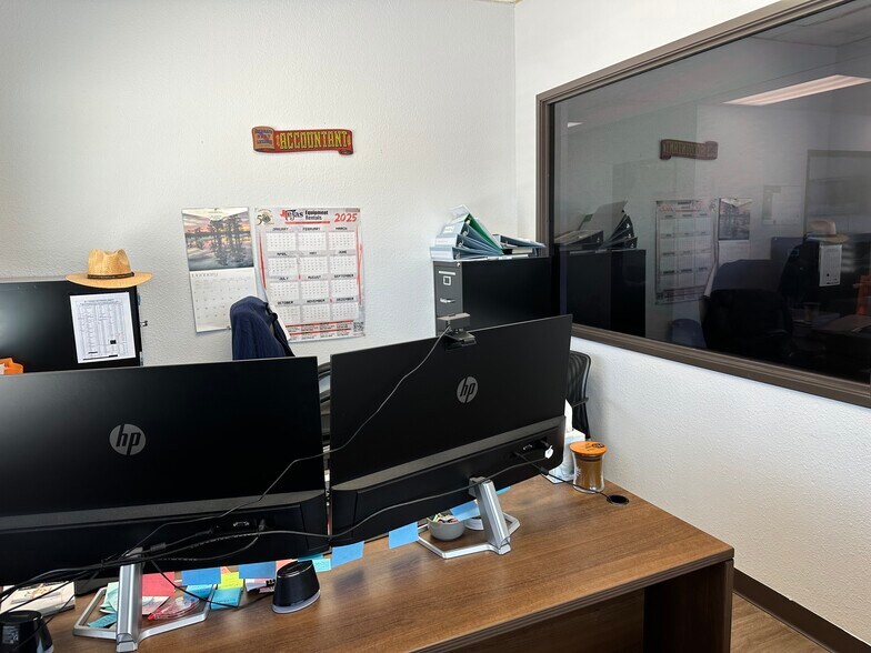 More Photos Of 1705 N Main St, Cleburne Auto Dealership For Sale