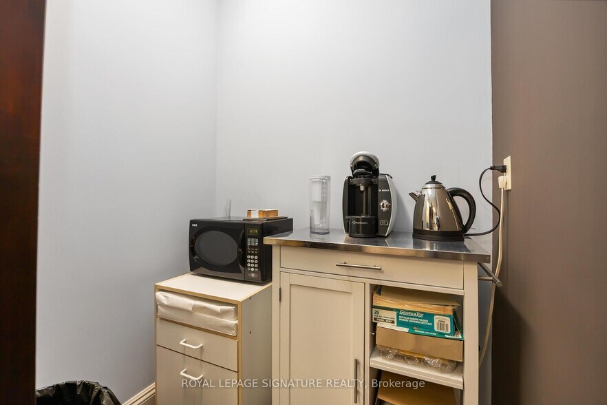 More Photos Of 220 Duncan Mill Rd, Toronto Office For Sale