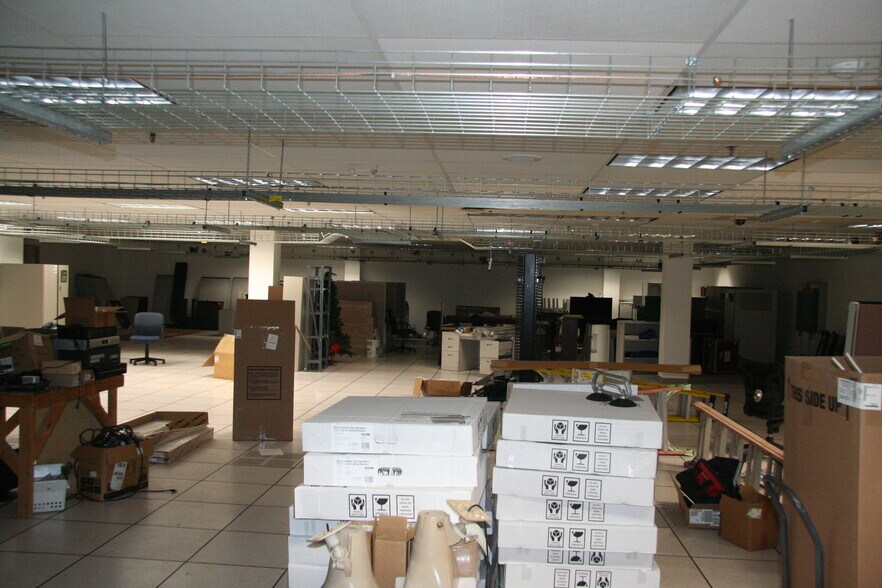 More Photos Of N28W23050 Roundy Dr, Pewaukee Office For Sale