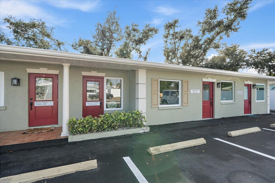 More Photos Of 3932 Swift Rd, Sarasota Office For Sale
