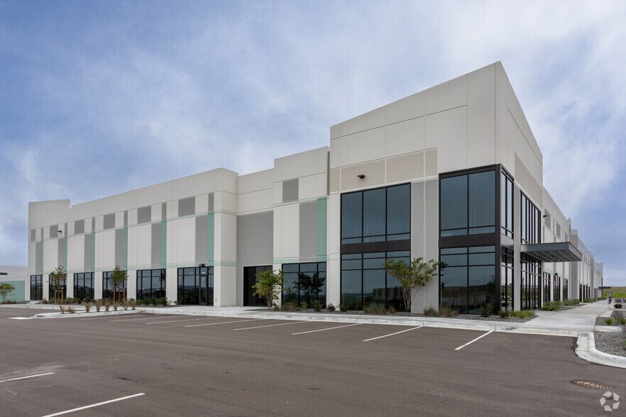 More Photos Of 15020 Compark Blvd, Parker Industrial For Sale