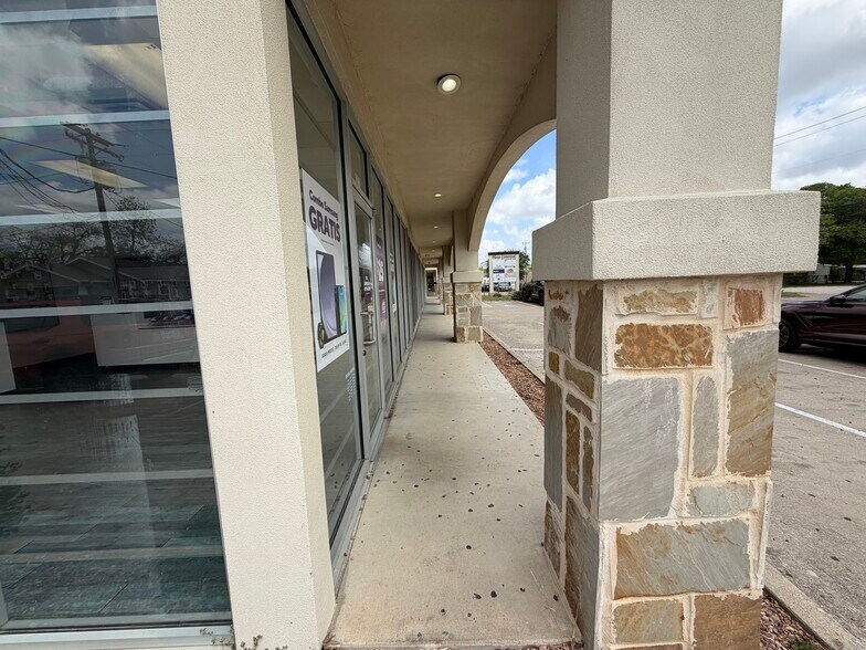 More Photos Of 901 N Sylvania Ave, Fort Worth Freestanding For Sale
