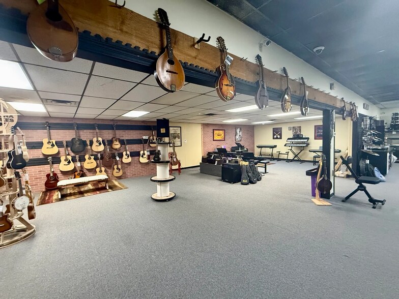 More Photos Of 1109 W Kickapoo Spur St, Shawnee General Retail For Sale