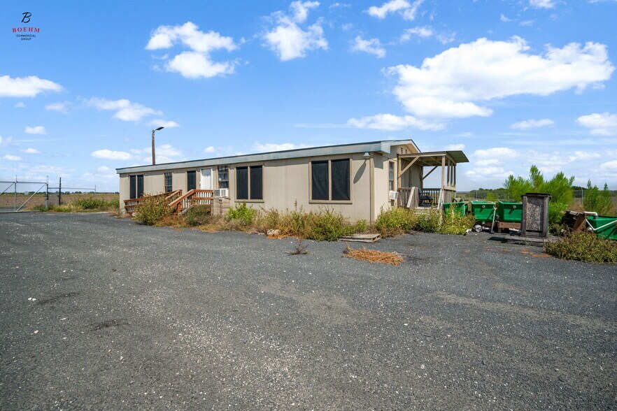 More Photos Of 833 County Road 583, La Coste Research And Development For Sale