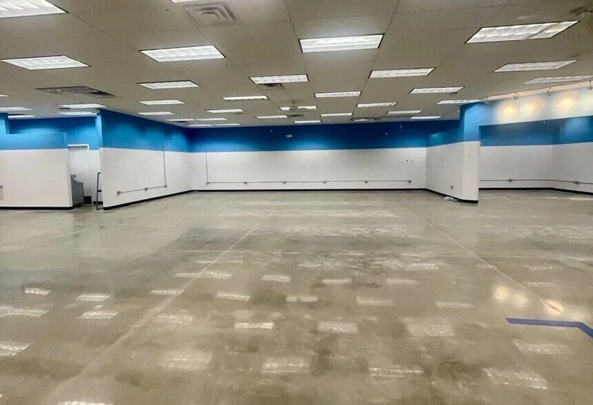 More Photos Of 521 W Grand Ave, Haysville General Retail For Lease