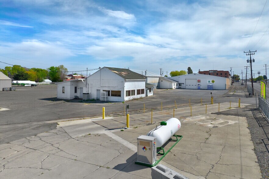 More Photos Of 8031 Branch Rd, Harrah Distribution For Sale