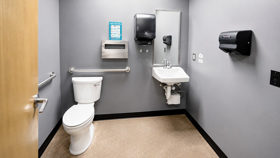 More Photos Of 2300 N Pershing Dr, Arlington Medical For Sale