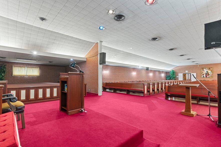 More Photos Of 403 W Sterling St, Baytown Funeral Home For Sale