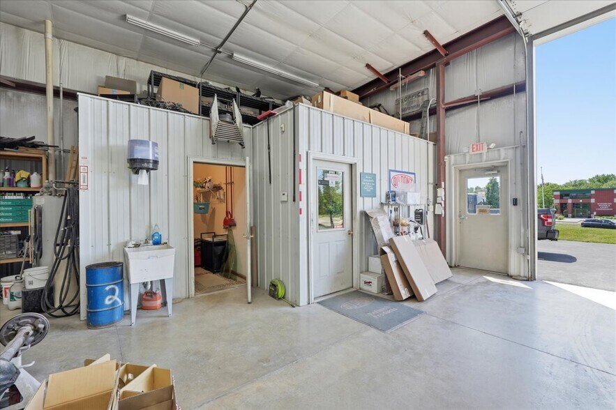 More Photos Of 590 Commercial Ave, Waterloo Auto Repair For Sale