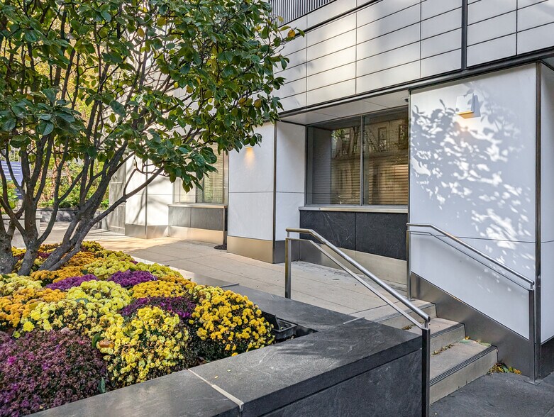 More Photos Of 211 E 70th St, New York Apartments For Lease