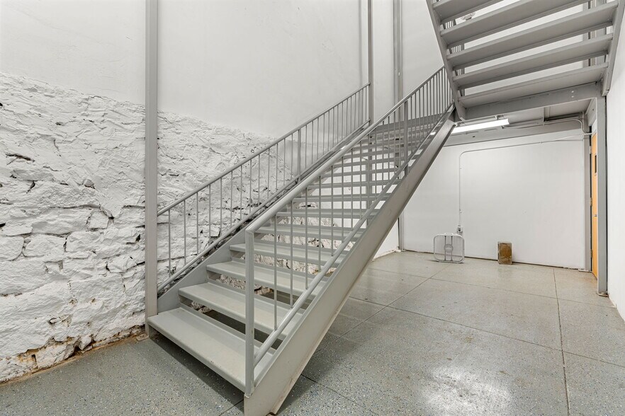 More Photos Of 222 Pearl St, New Albany Office Residential For Sale