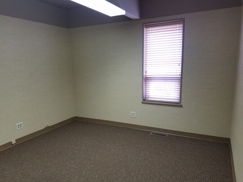 More Photos Of 2310 E Oakland Ave, Bloomington Office For Lease