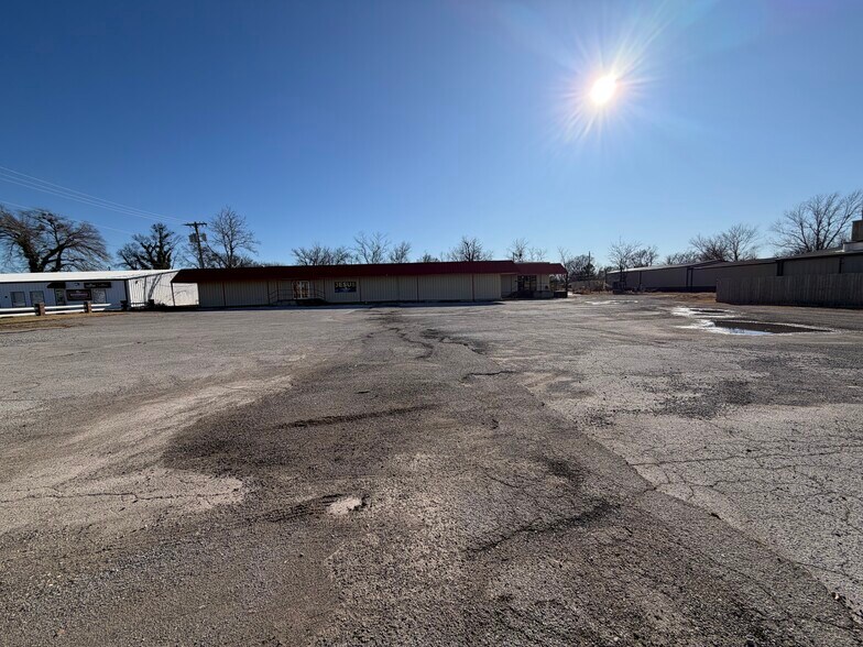 More Photos Of 1220 NE 1st St, Pryor Service For Sale