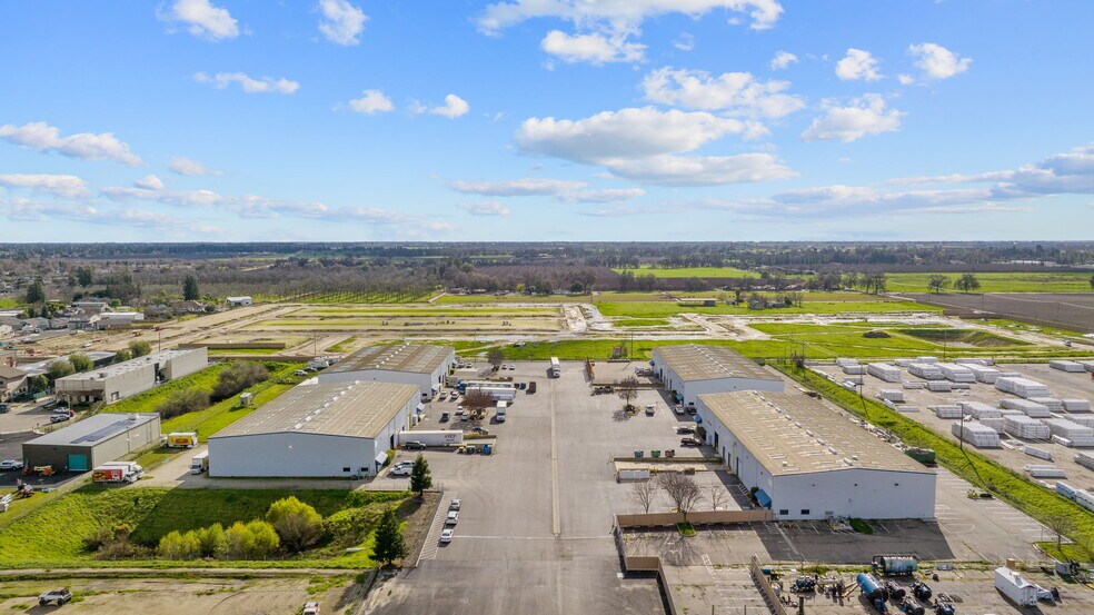 More Photos Of 7345 W Goshen Ave, Visalia Warehouse For Lease