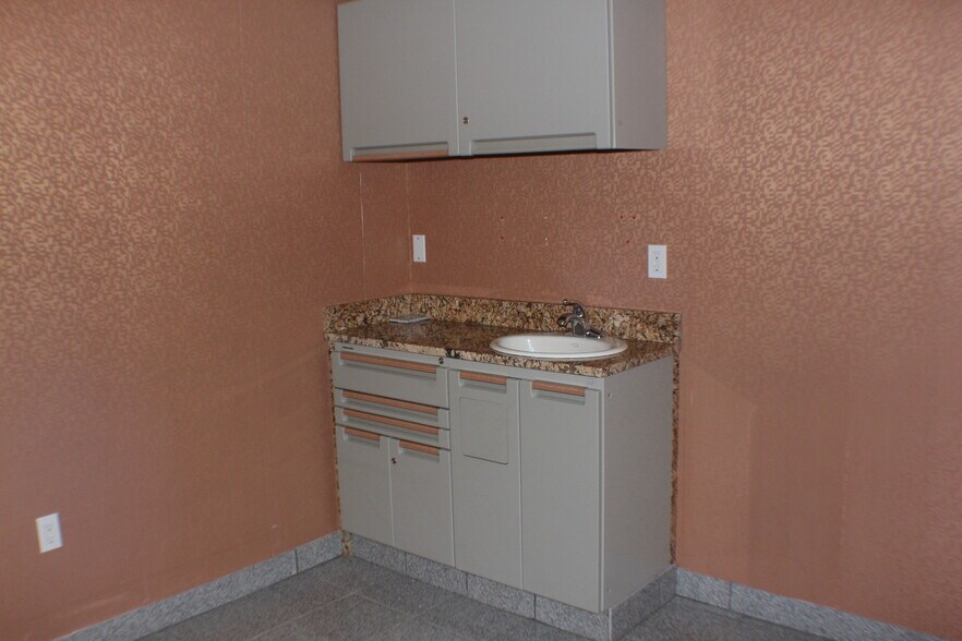 More Photos Of 1637 N Eastman Rd, Kingsport Office For Lease