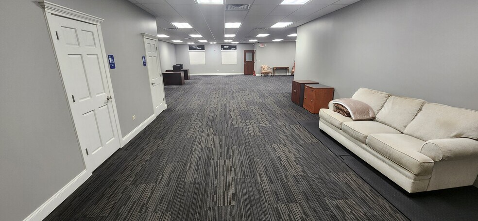 More Photos Of 16007 Executive Dr, Crest Hill Office For Sale