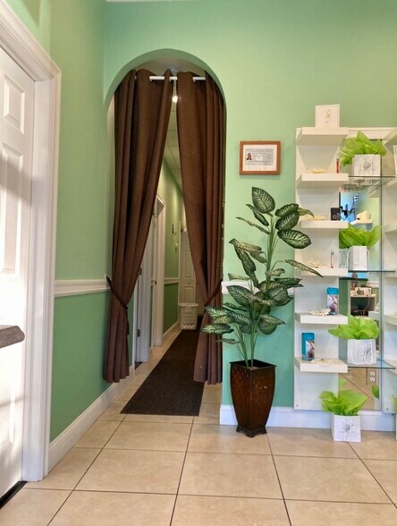 More Photos Of 549 N State Rd, Briarcliff Storefront For Sale