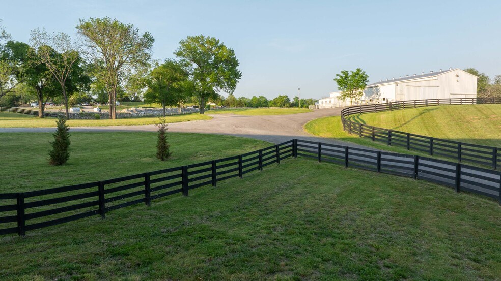 More Photos Of 5830 Highway 231 S, Castalian Springs Showroom For Sale