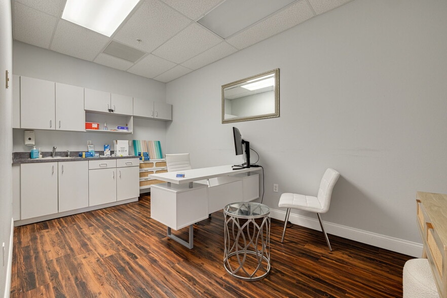 More Photos Of 1015-1033 W Bay Dr, Largo Freestanding For Lease
