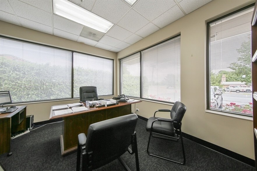 More Photos Of 760 N Frontage Rd, Willowbrook Warehouse For Lease