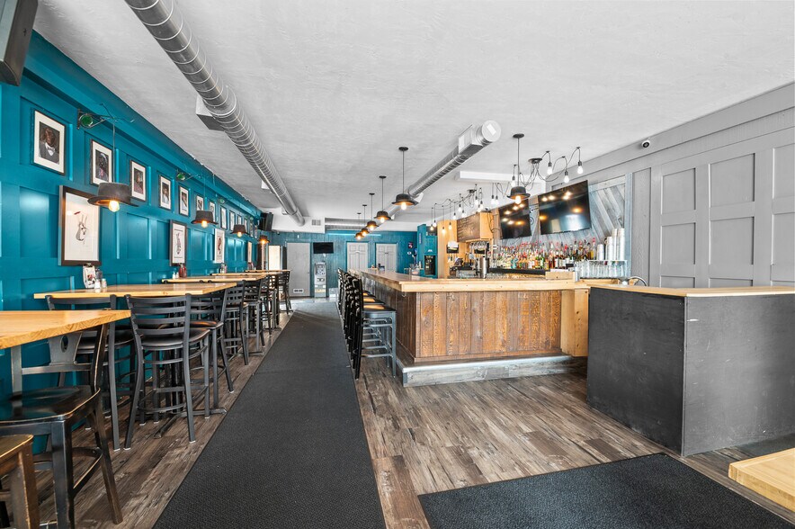 More Photos Of 201 S Broadway, Green Bay Restaurant For Sale