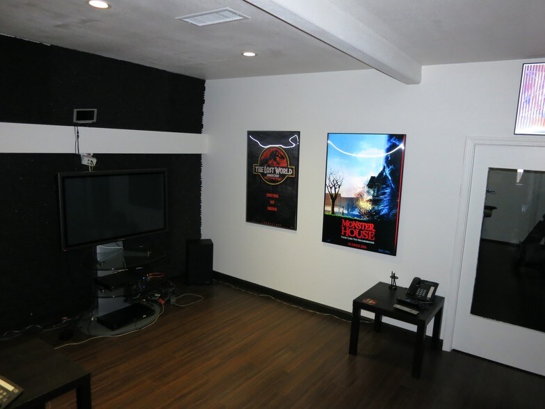 More Photos Of 711 W 17th St, Costa Mesa Research And Development For Sale
