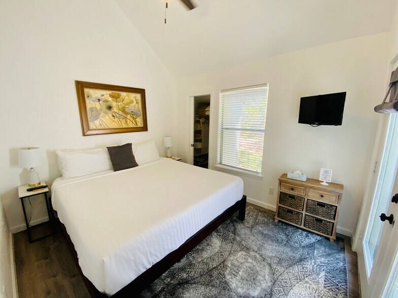 More Photos Of 104 Scudder Ln, Wimberley Hotel For Sale