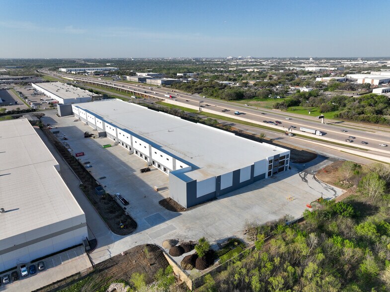 More Photos Of 902 W Shady Grove Rd, Grand Prairie Distribution For Lease