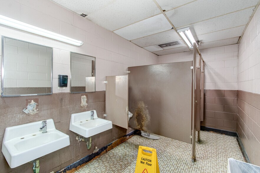 More Photos Of 1634 Olive Rd, Augusta Distribution For Sale