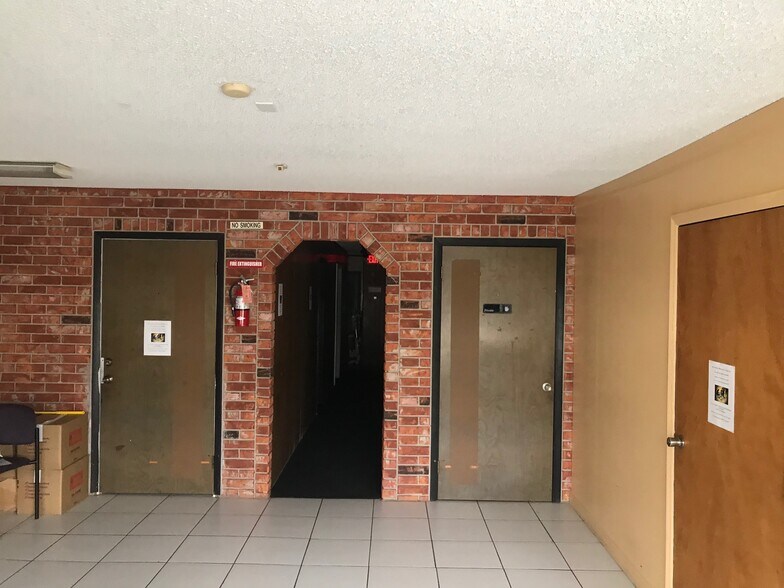More Photos Of 6310 Pembroke Rd, Miramar Freestanding For Sale