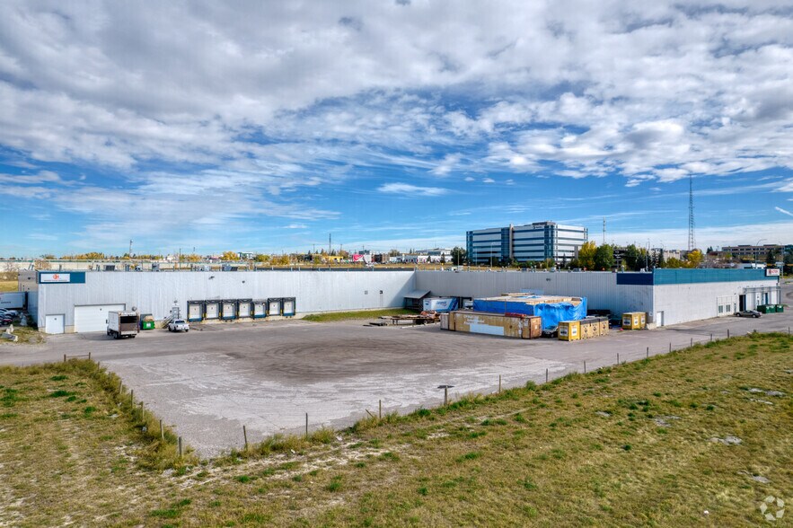 More Photos Of 707 Barlow Trl SE, Calgary Service For Lease