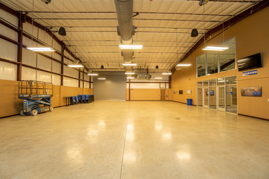 More Photos Of 7044 Interstate 10, Sealy Distribution For Sale