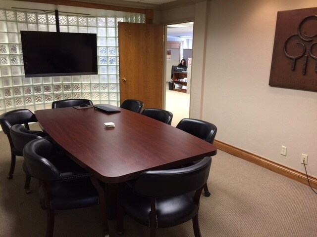 More Photos Of 2800-2828 W Country Club Dr, Oklahoma City General Retail For Lease