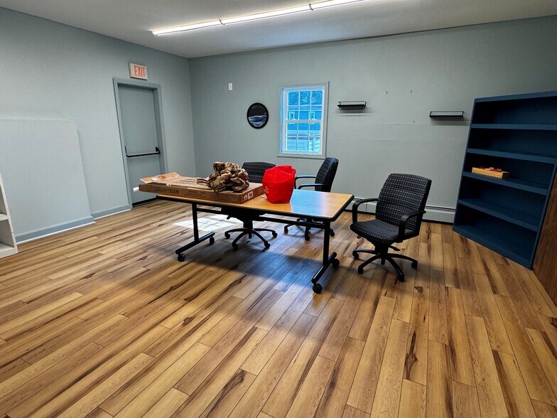 More Photos Of 70 Ridge Rd, Ontario Showroom For Lease