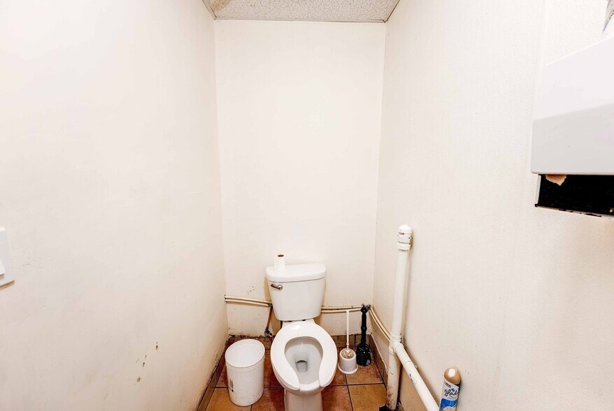 More Photos Of 231 St Paul St W, St Catharines General Retail For Sale