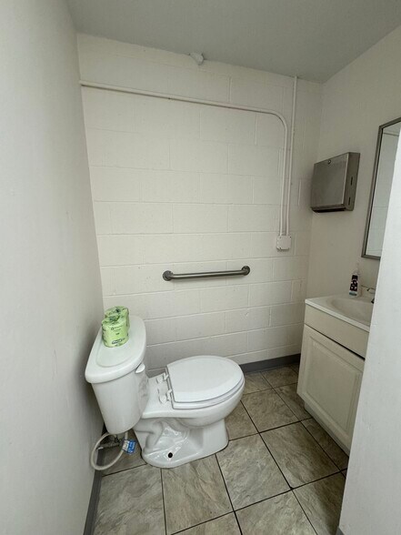 More Photos Of 760-780 N Main St, Providence Medical For Lease