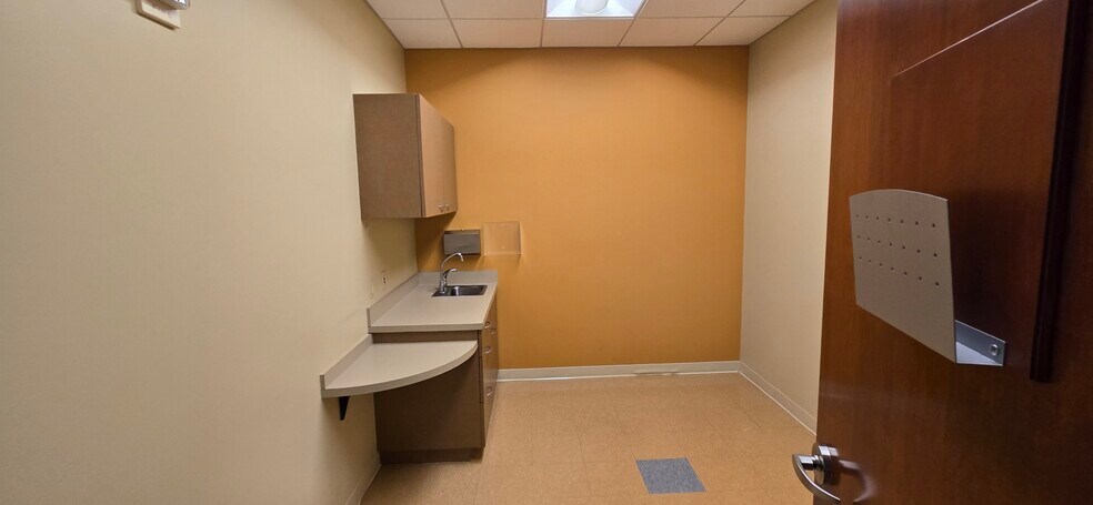 More Photos Of 955 10th Ave N, Naples Medical For Lease
