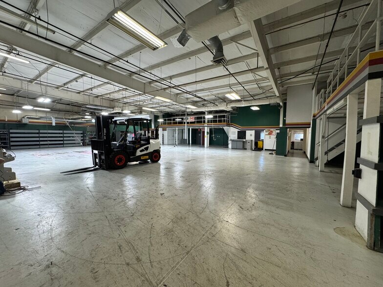 More Photos Of 2501 Almeda Ave, Norfolk Flex For Sale