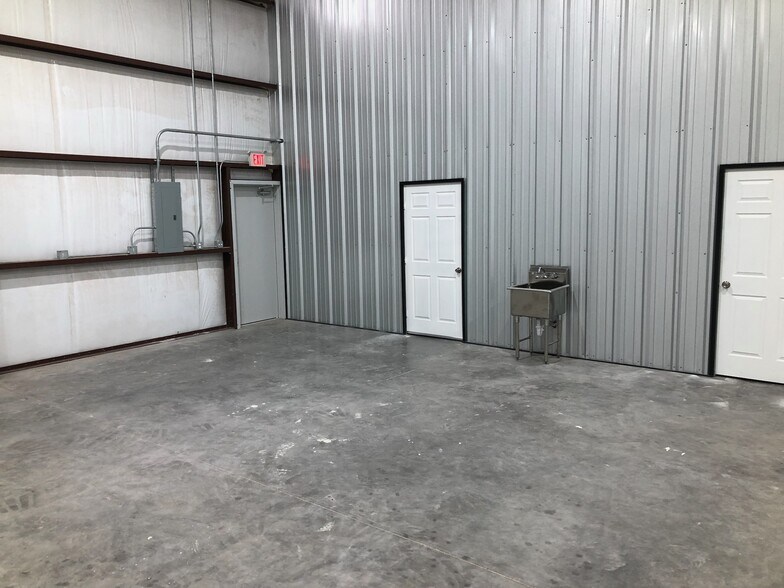 More Photos Of 4424 W 8th St, Odessa Industrial For Lease